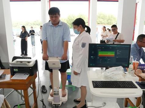 驿站由南京江北医院的医护团队驻点,提供健康咨询,慢病管理,职业病